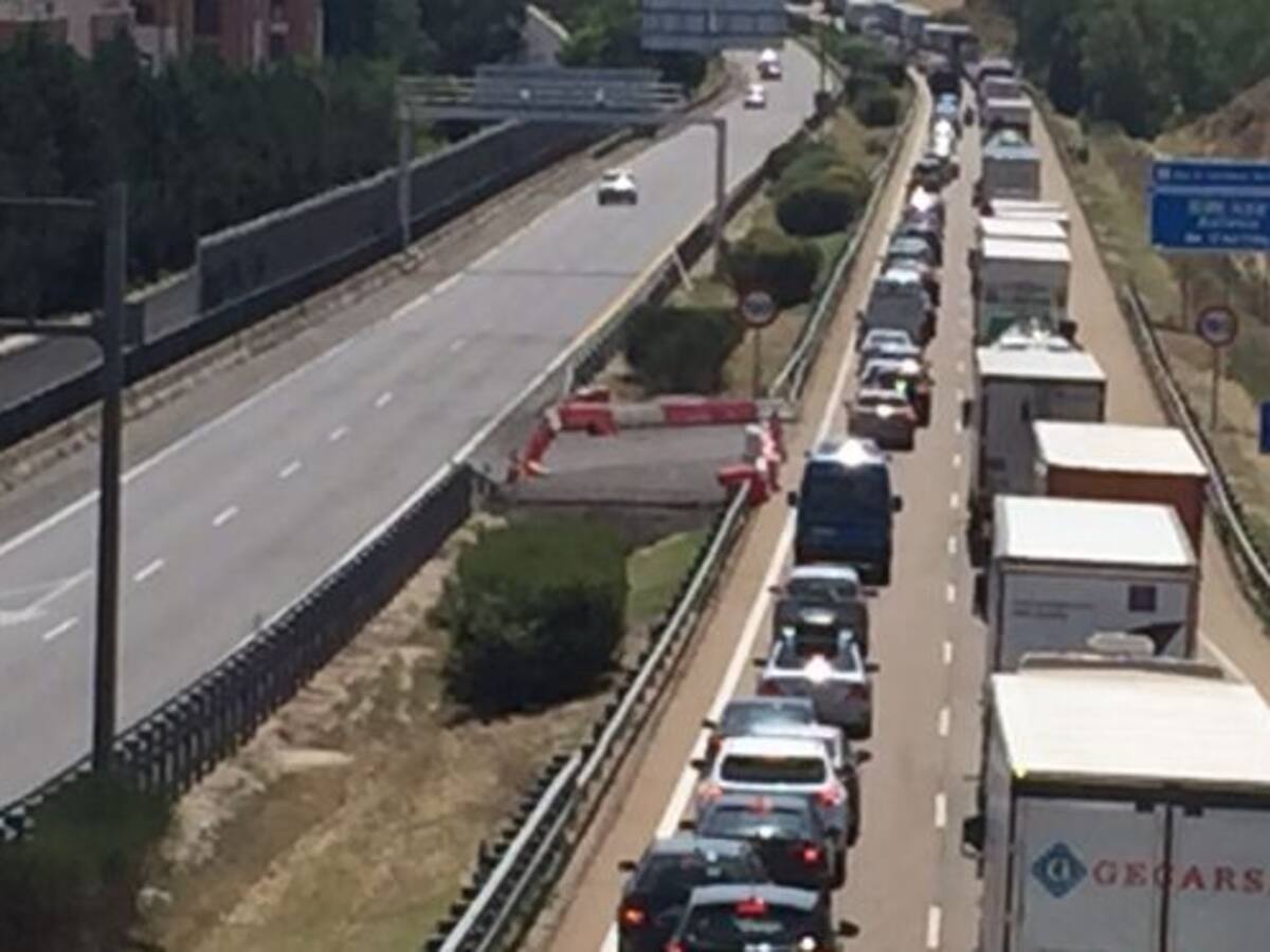 Esta noche estará reparado el socavón de la A-62