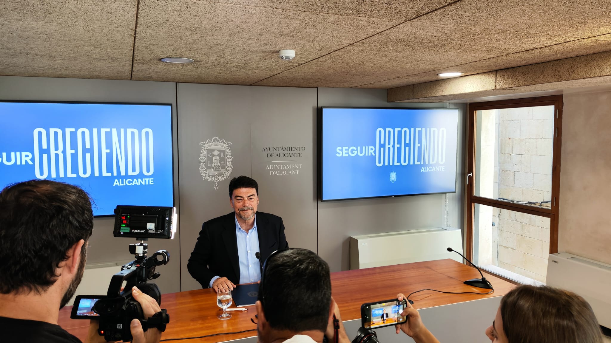 El alcalde Barcala en la sala de prensa del Ayuntamiento de Alicante antes de hacer el balance del primer año de legislatura