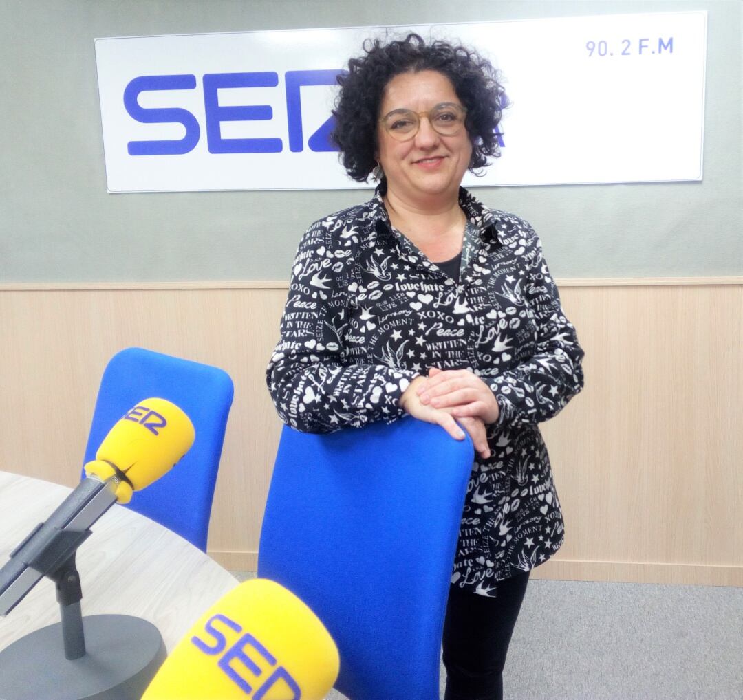 Virtudes Hernández, farmacéutica, en el estudio Radio Elda