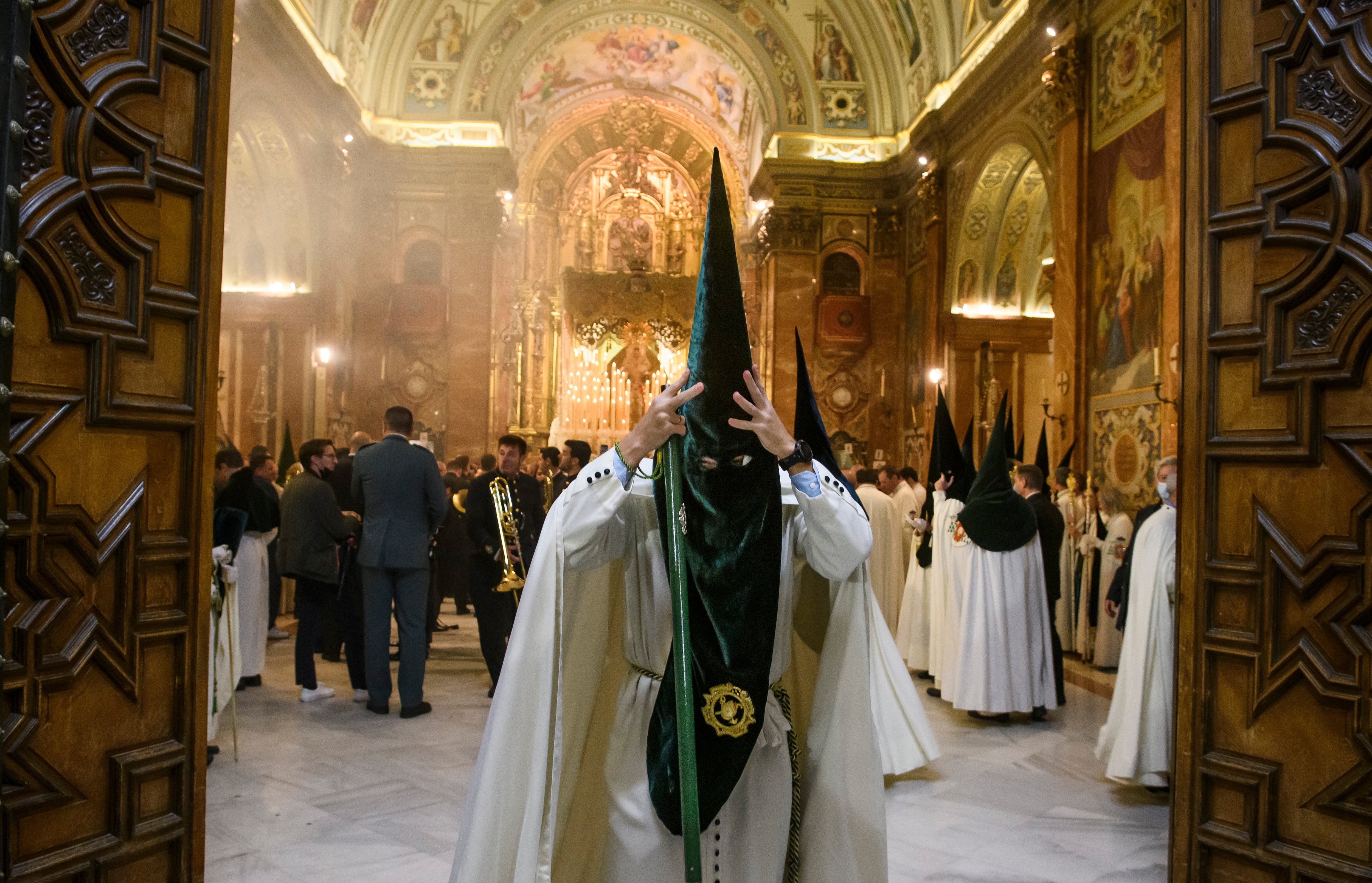 Un nazareno de la Macarena en la salida de la procesión, esta Madrugá en Sevilla.