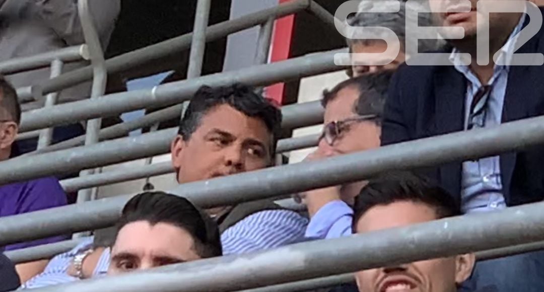 Julio Algar conversa con Juan Tomás Alcaide en el partido entre el Real Murcia y el Don Benito