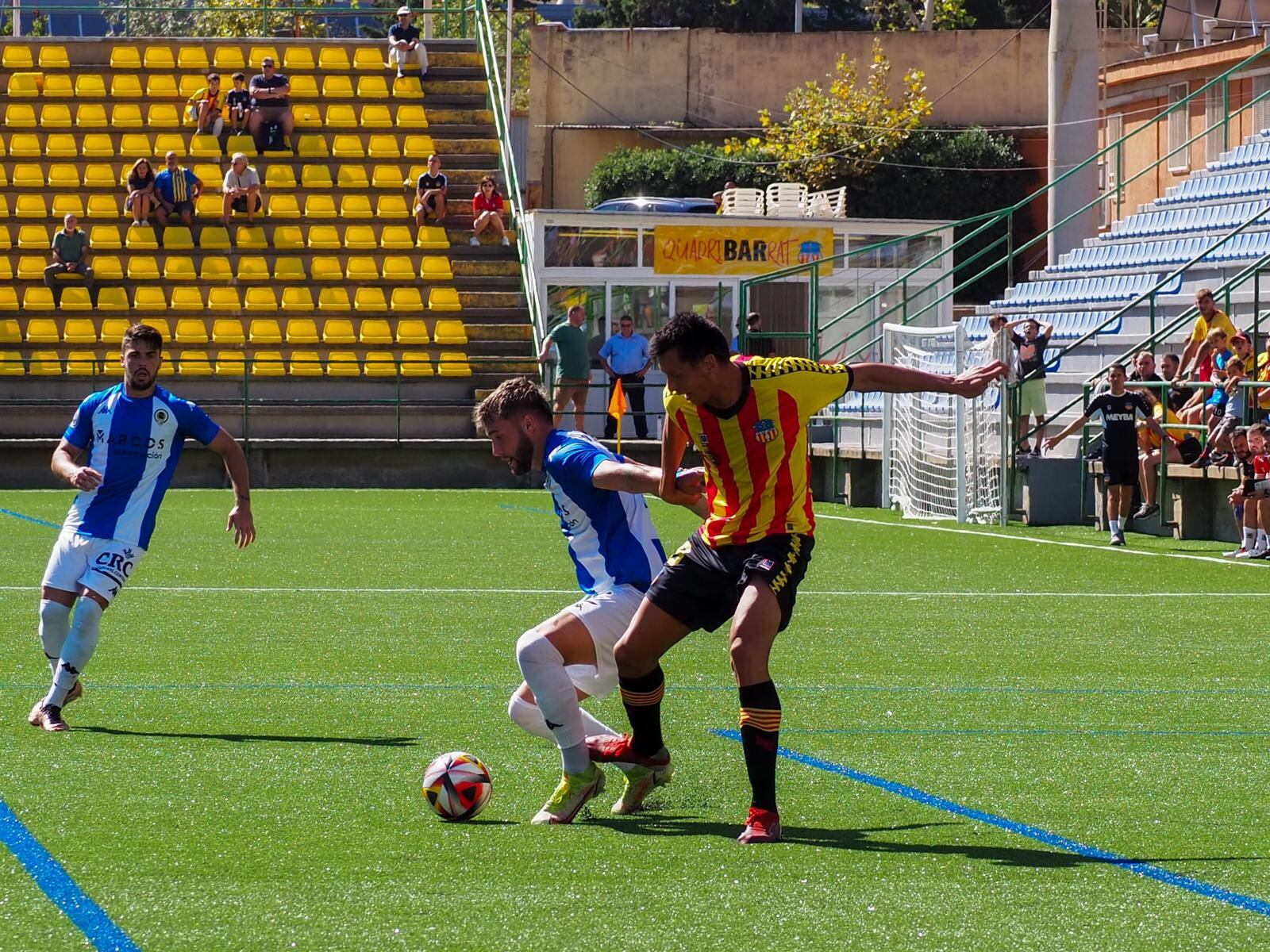Samu Vazquez y Alvarito intentan controlar el balón ante el jugador catalán