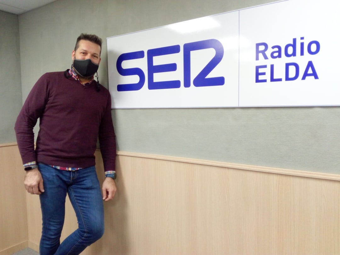 David Mancera, presidente de la AMCE Santa Cecilia, en el estudio de Radio Elda SER