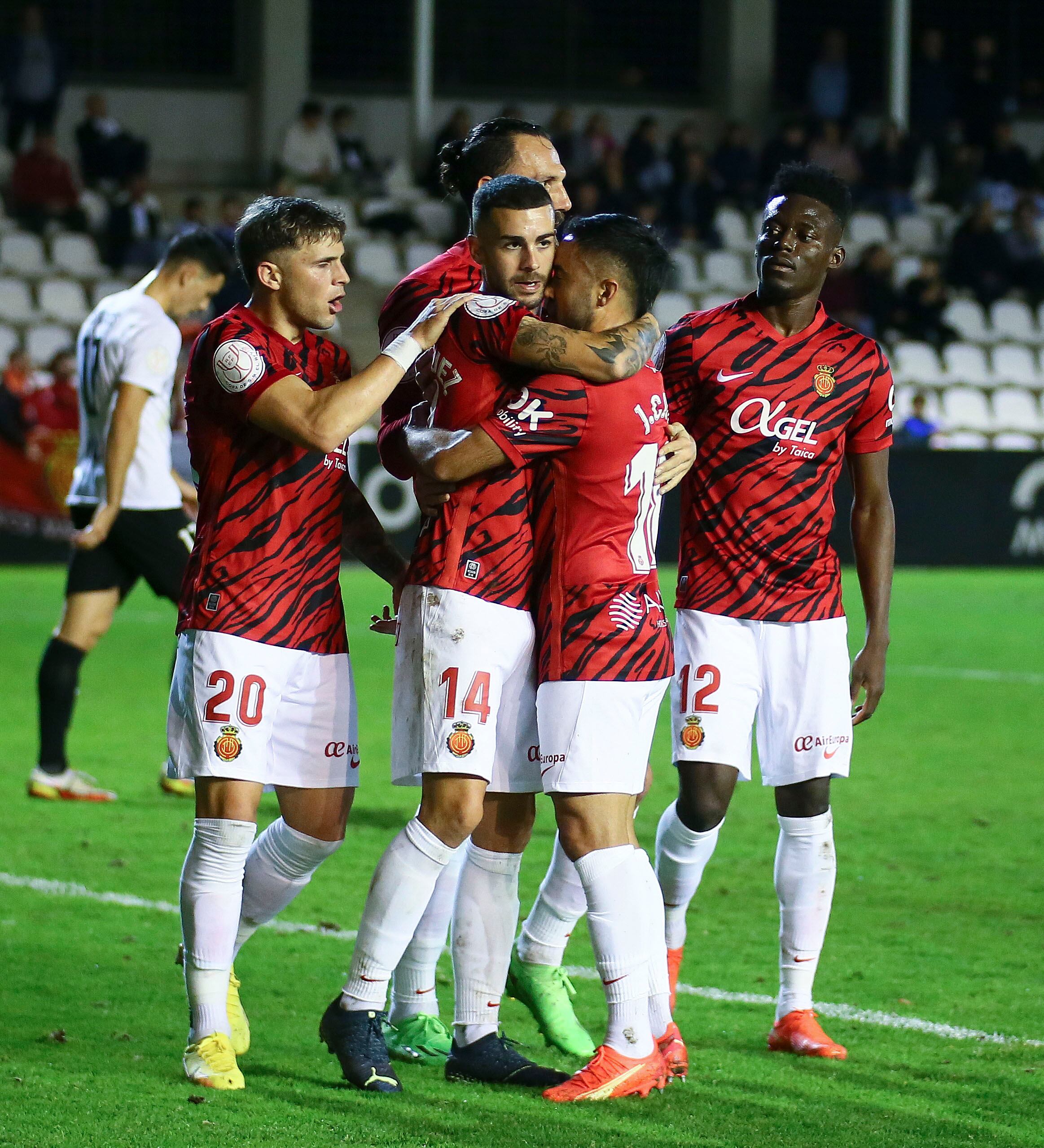 DONOSTI, 20/12/2022.- Los jugadores del Mallorca celebran un gol este martes en el partido de la segunda jornada de la Copa del Rey jugado en el Stadium Gal de Irún entre la Real Unión y RCD Mallorca. EFE/GORKA ESTRADA