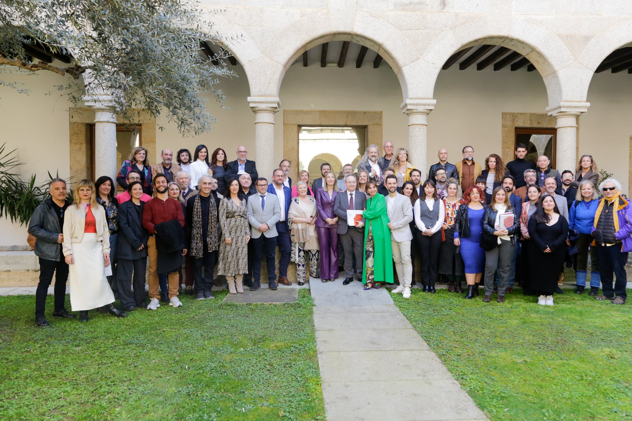 Foto de familia de las compañías, actores y actrices que participaran en la 70 edición del Festival de Teatro Clásico de Mérida