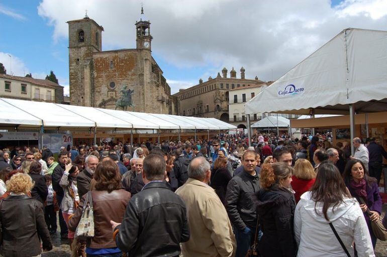 Vista general de la Plaza Mayor de Trujillo durante la celebración de la Feria Nacional del Queso