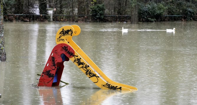 Estos días de lluvia ha obligado a las autoridades a la apertura del embalse de Ullibarri-Gamboa, lo que ha provocado la inundación en las riveras del río Zadorra, a su paso por Vitoria