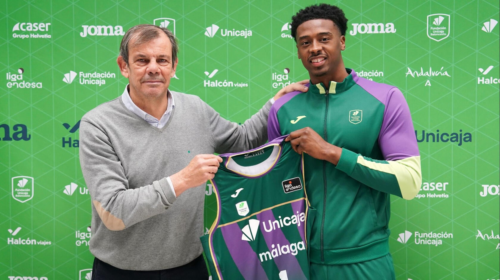 El escolta estadounidense Chase Audige, junto al director deportivo del Unicaja, Juanma Rodríguez, en su presentación como nuevo jugador del club cajista