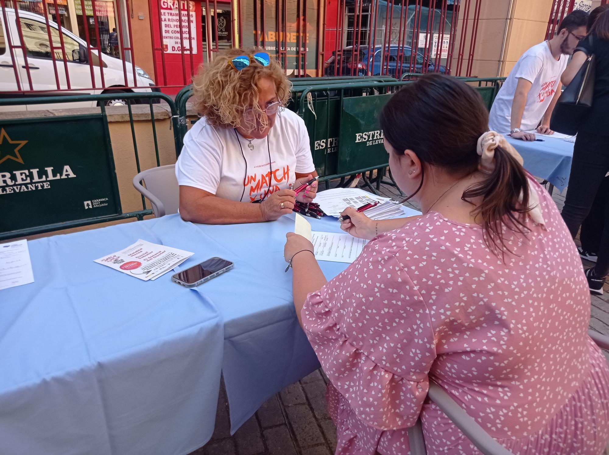 Una mujer se inscribe en el registro de donantes de médula ósea en la Plaza de Toros de Murcia