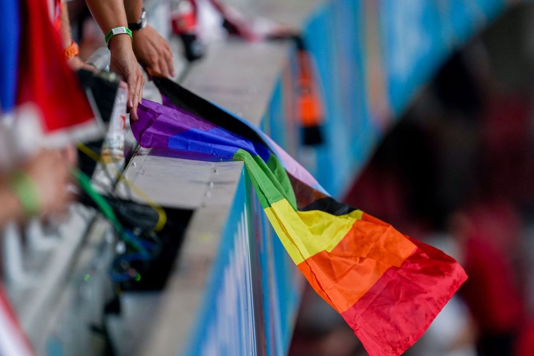 Bandera LGTBI desplegada en un estadio