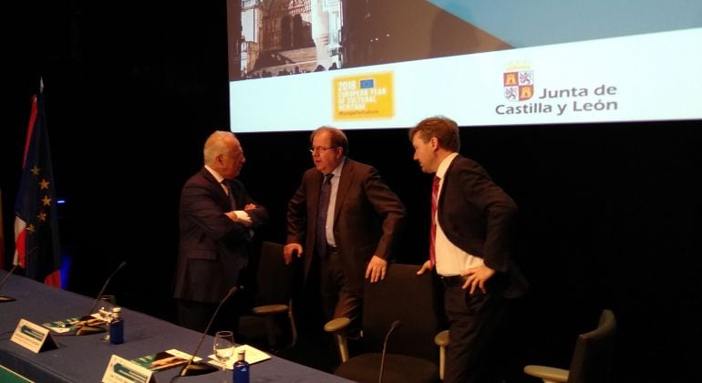 El presidente de la Junta, Juan Vicente Herrera, conversa con el presidente de la comunidad de La Rioja, José Ignacio Ceniceros (izq) y el alcalde de Burgos, Javier Lacalle, durante un encuentro sobre Patrimonio del Comité Europeo de Regiones