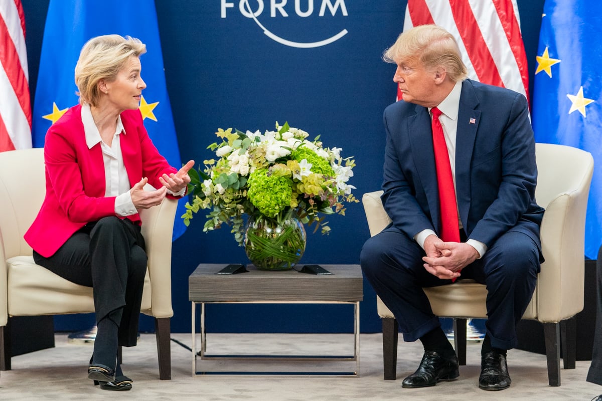 El presidente Donald J. Trump se reúne con la presidenta de la Comisión Europea, Ursula von der Leyen, durante la 50.ª reunión anual del Foro Económico Mundial, en 2020.