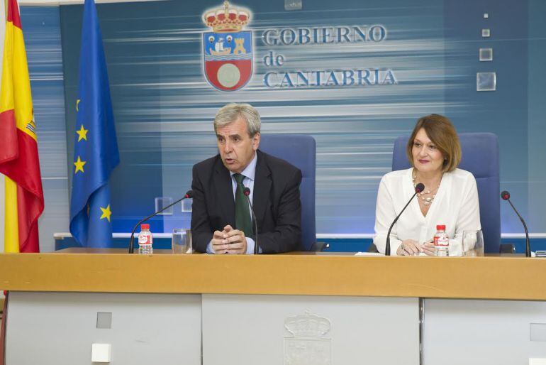 El consejero de Presidencia, Rafael de la Sierra y la directora general de Función Pública, María Eugenia Calvo.