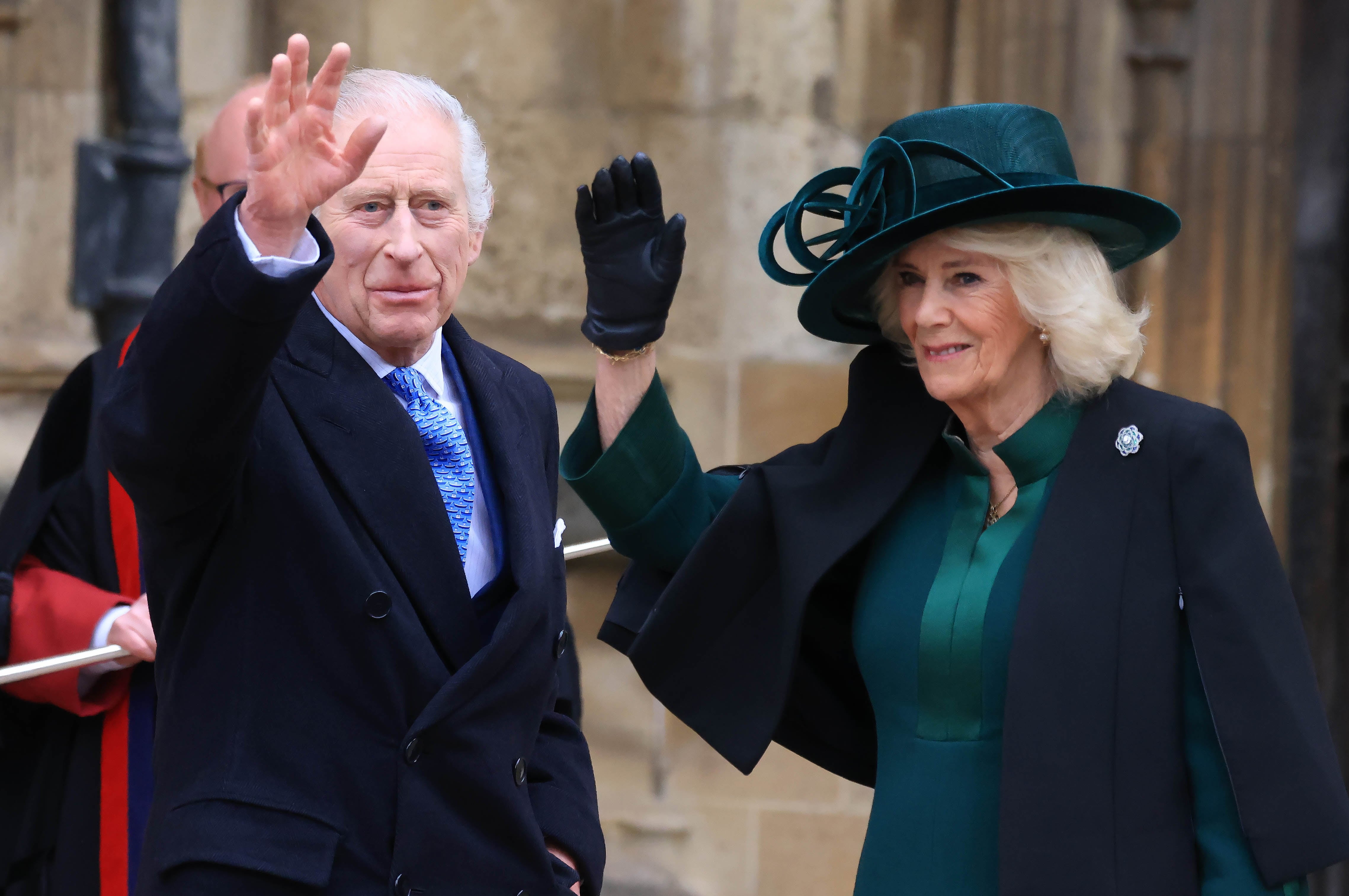 El rey Carlos III y la reina Camila en la entrada de la iglesia de San Jorge en este domingo de Pascua.