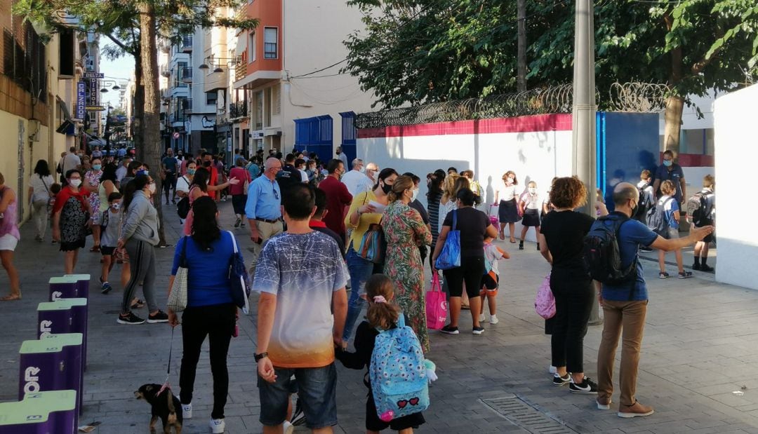 Concentración de gente en la entrada al cole a primera hora de la mañana