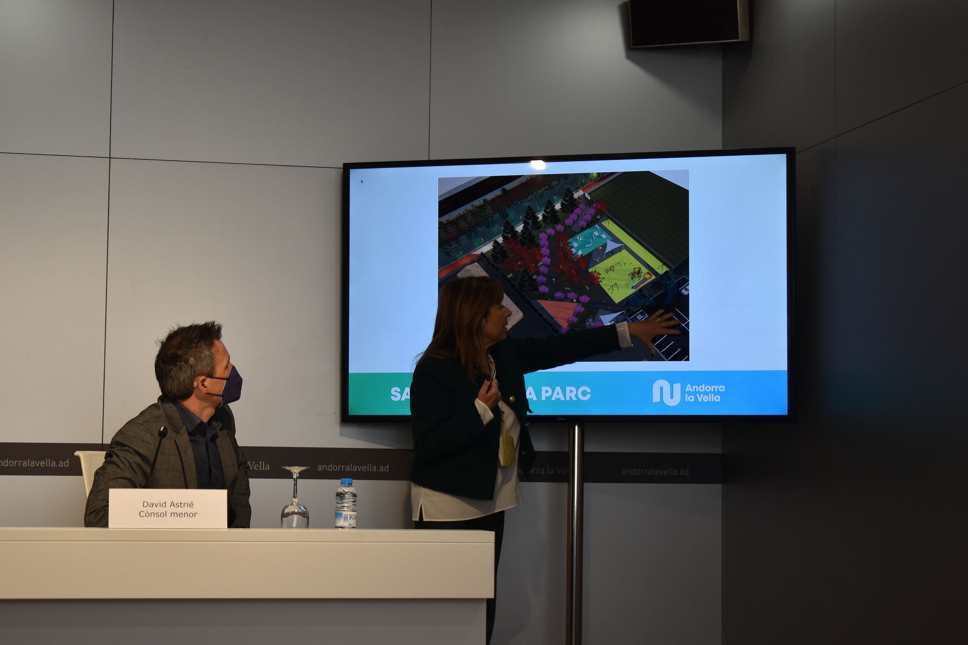 La cònsol major d'Andorra la Vella, Conxita Marsol, i el cònsol menor, David Astrié, explicant el disseny del nou parc a l'avignuda Santa Coloma.