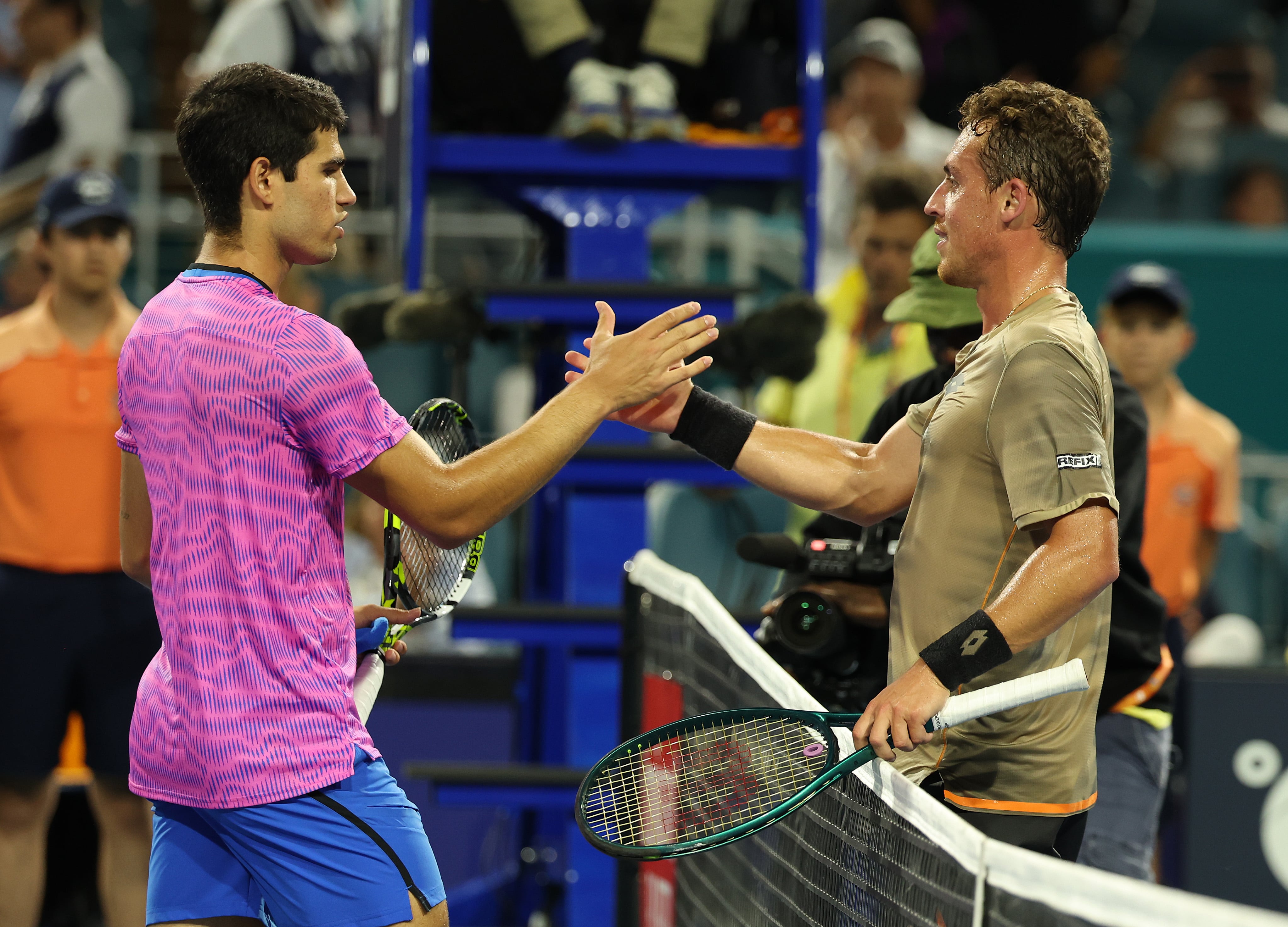 Carlos Alcaraz y Roberto Carballés se saludan tras el encuentro del Masters Miami.