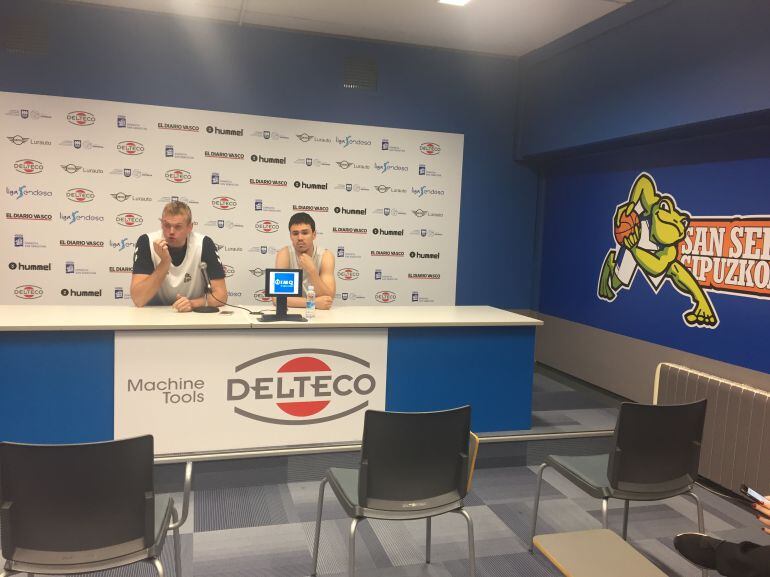 Daniel Clark y Dani Pérez atienden a la prensa en la previa ante el Real Madrid. 