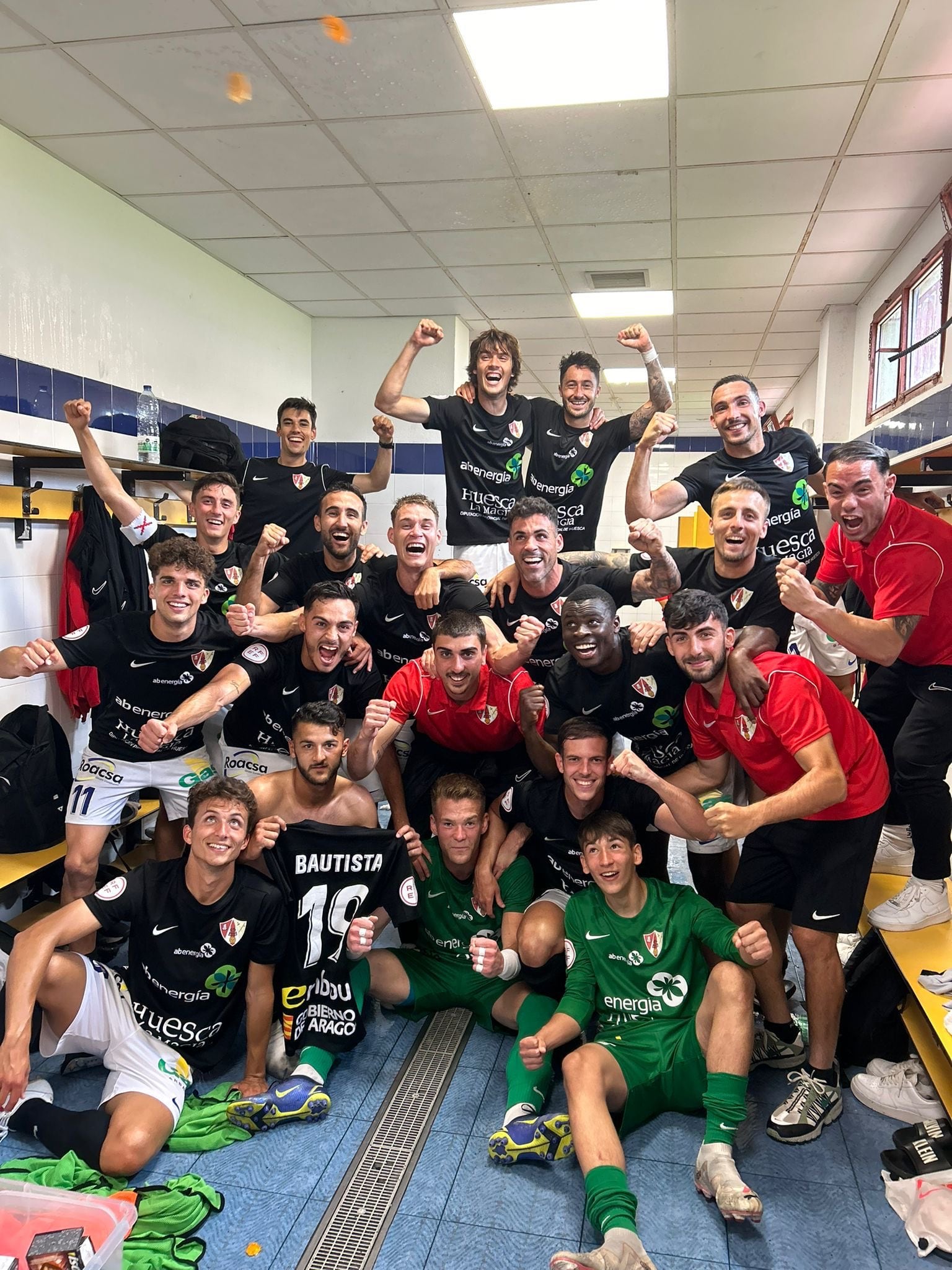 La plantilla del Barbastro celebra la clasificación para la Copa del Rey. Foto: UD Barbastro