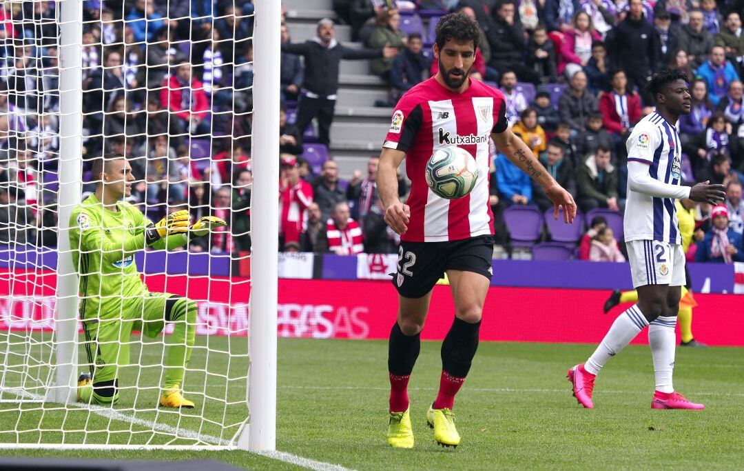 Raúl García celebra su gol ante el Real Valladolid, durante el partido correspondiente a la jornada 27 de LaLiga Santander que disputan ambos equipos en el estadio municipal José Zorrilla de Valladolid