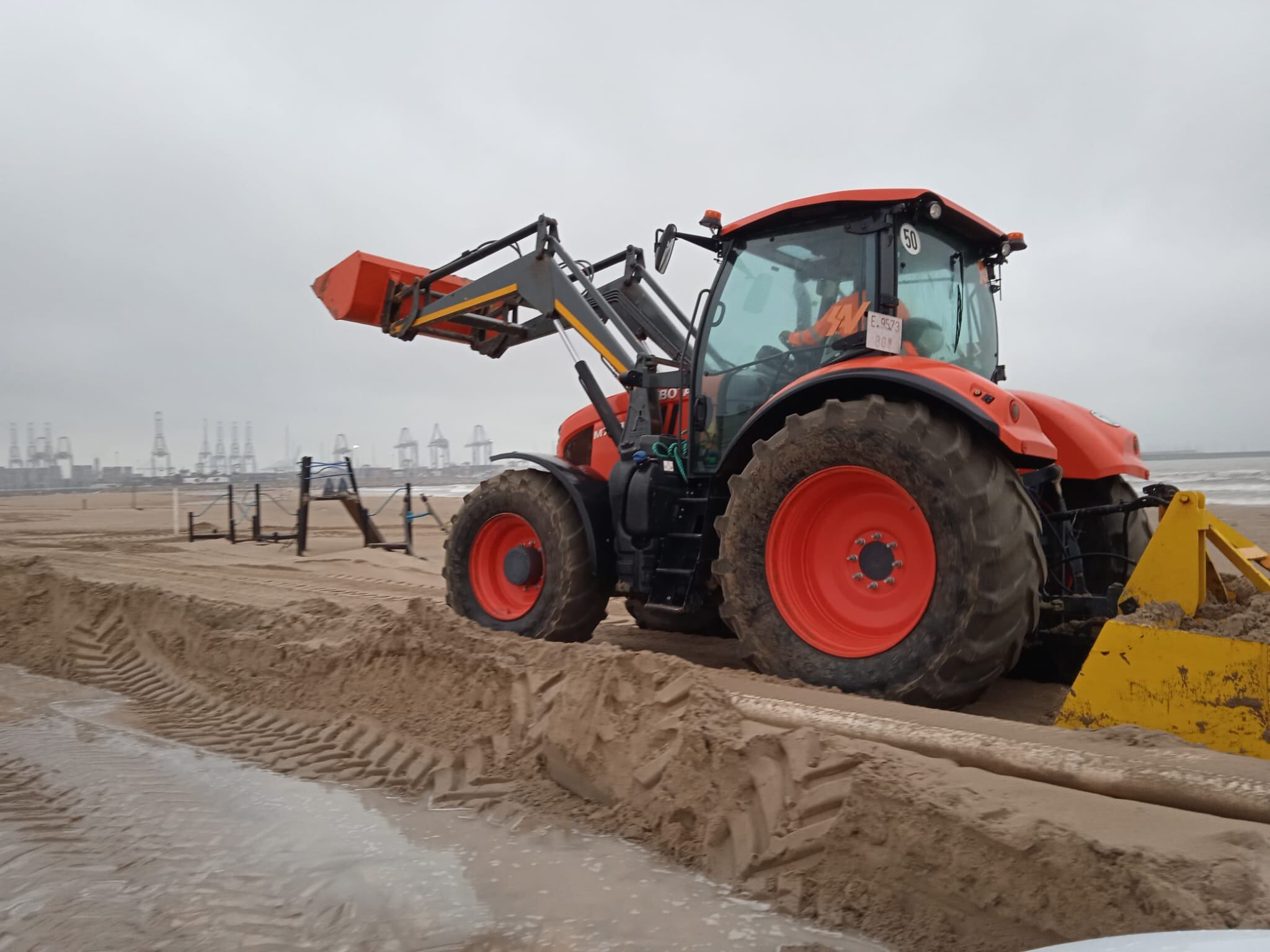 Trabajos de recuperación de las playas de València tras la borrasca Celia