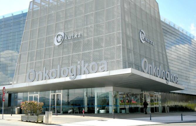 Fachada del edificio Onkologikoa ubicado en la ciudad sanitaria