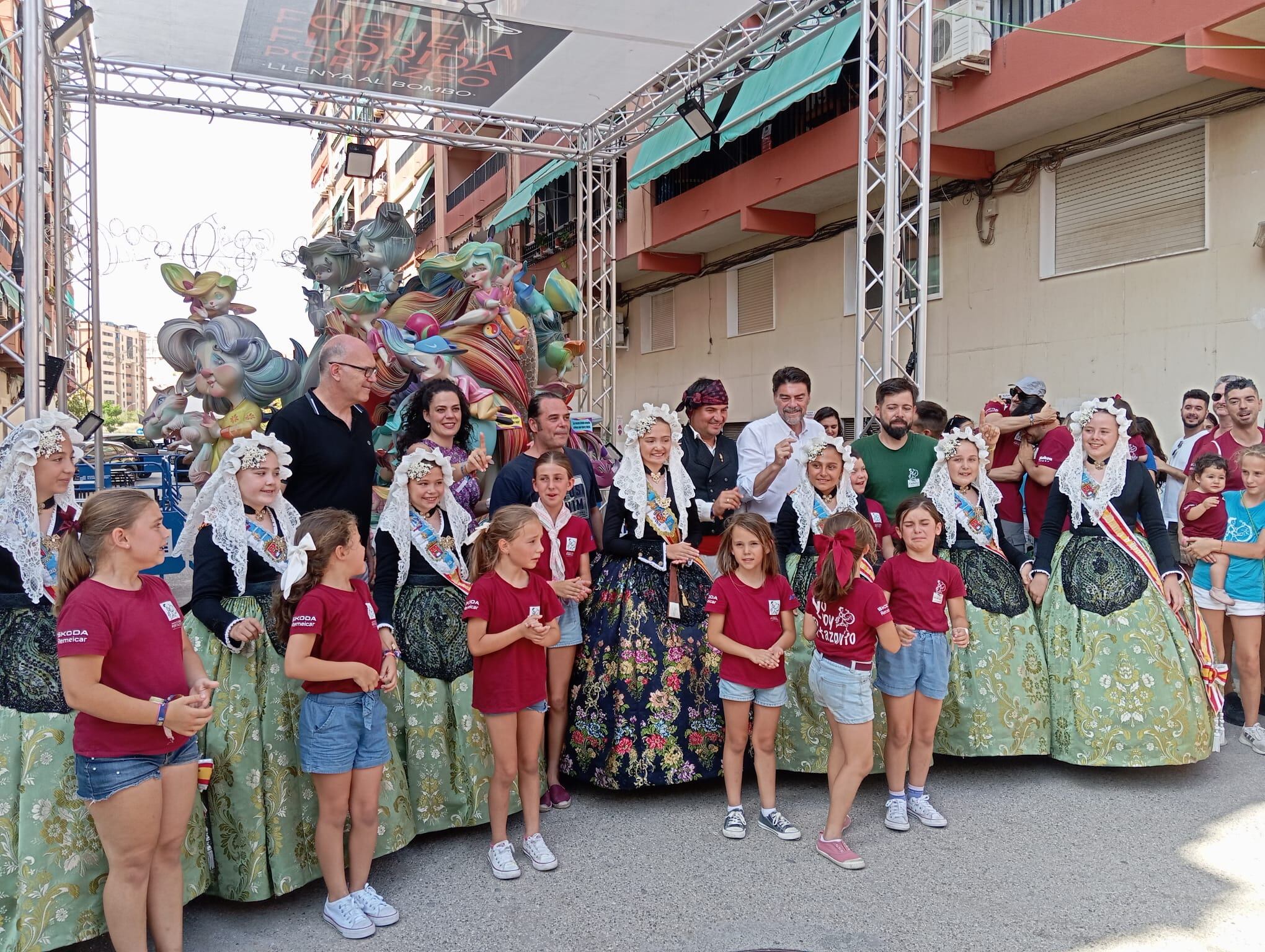 El jurado y la corporación visitan la hoguera infantil ganadora 2025 en Florida Portazgo