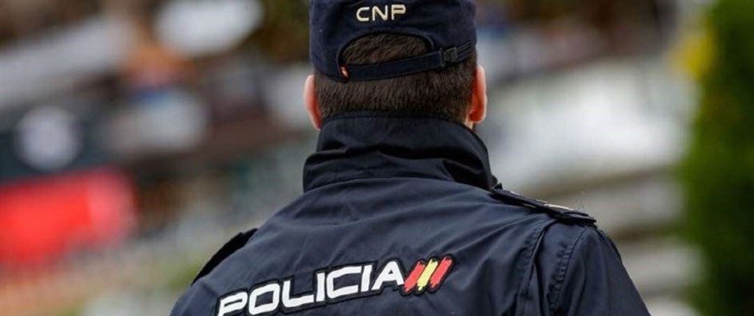 Un agente de la Policía Nacional