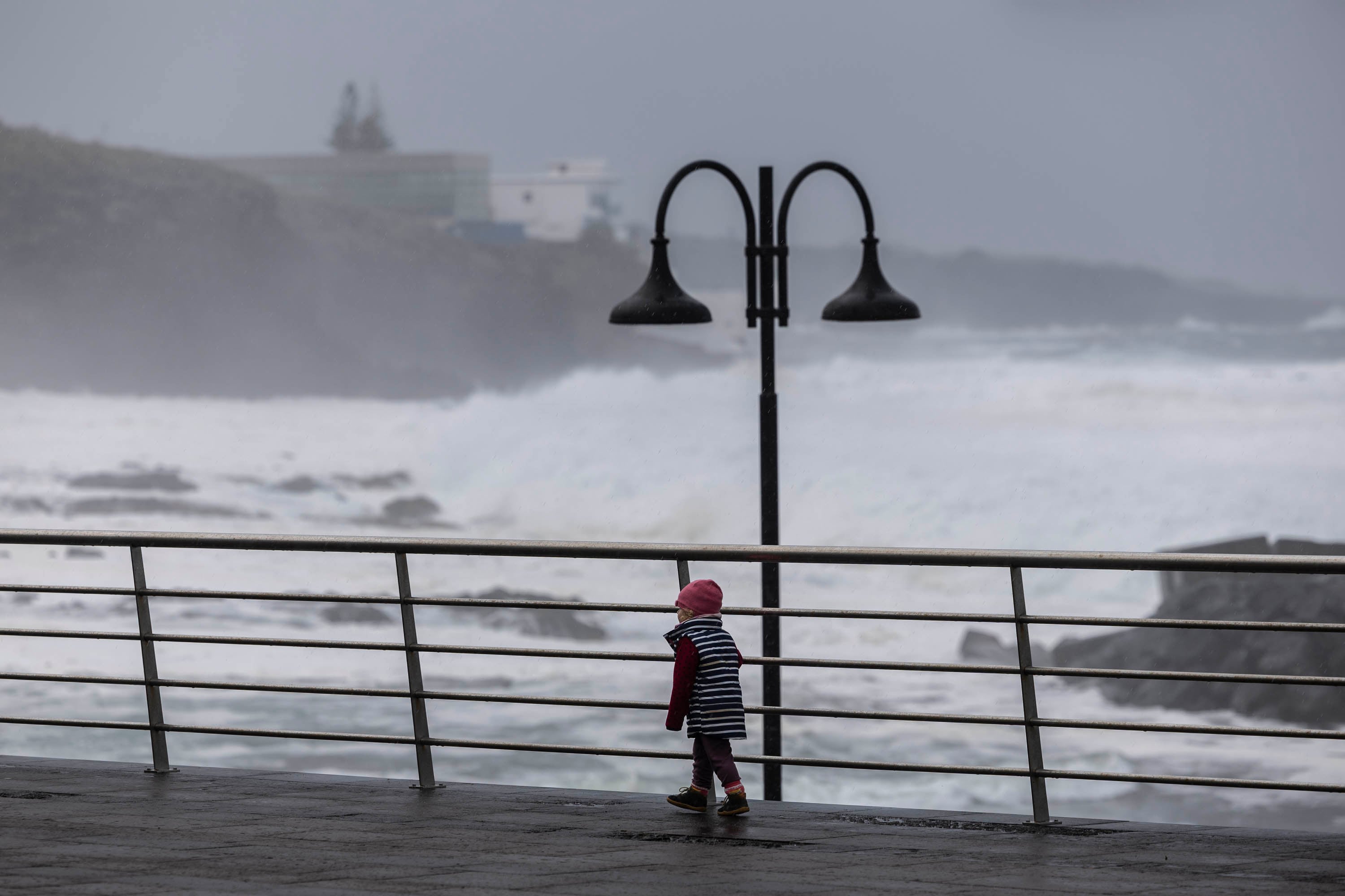 FOTODELDIA GRAFCAN8111. LA LAGUNA (TENERIFE) (ESPAÑA), 13/12/2025.- La borrasca Emilia ha complicado este sábado la meteorología en Canarias con fuerte viento, lluvia y fuerte oleaje. En la imagen el estado de la mar en la localidad tinerfeña de Bajamar, que ha cerrado sus piscinas naturales y sus accesos. EFE/Miguel Barreto