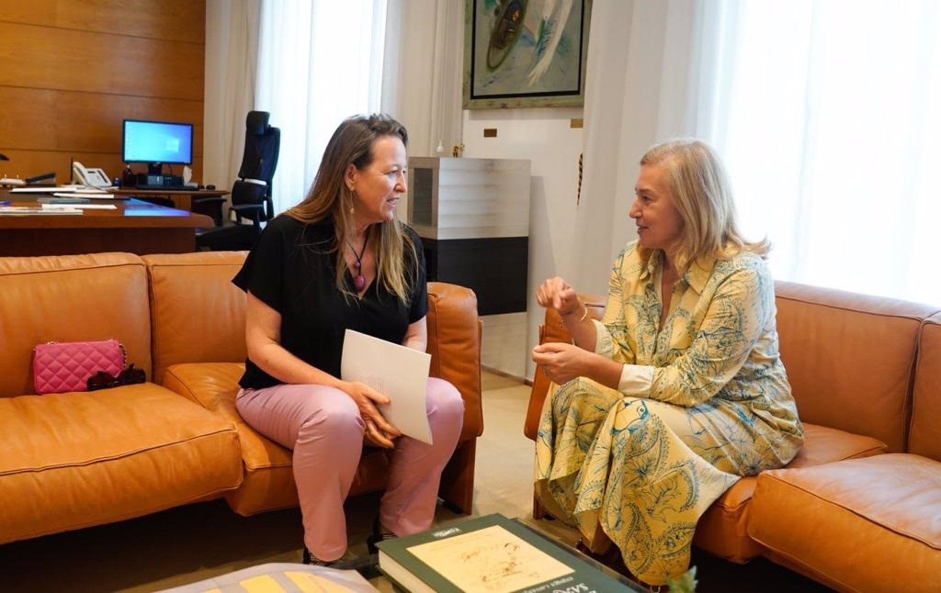 La presidenta del Parlamento de Cantabria, María José González Revuelta (PP), con la portavoz de Vox, Leticia Díaz - JOAQUÍN GÓMEZ SASTRE