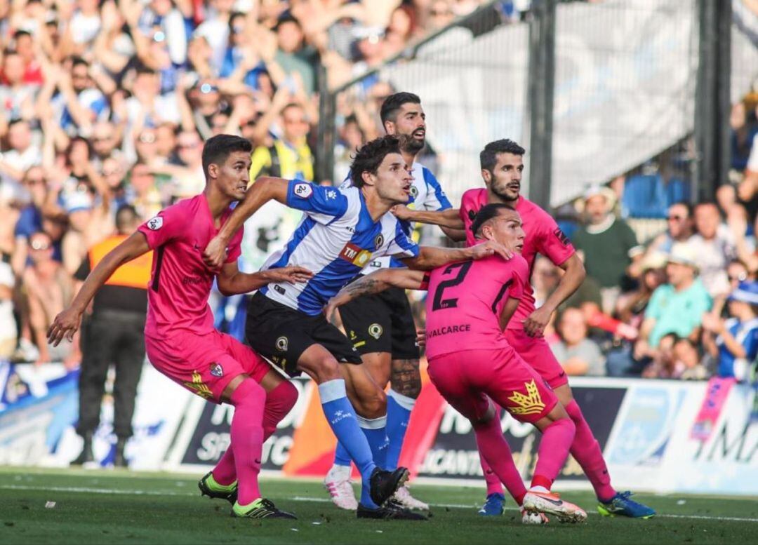 Miranda y Carlos Martínez, defendido por los jugadores del a Ponferradina