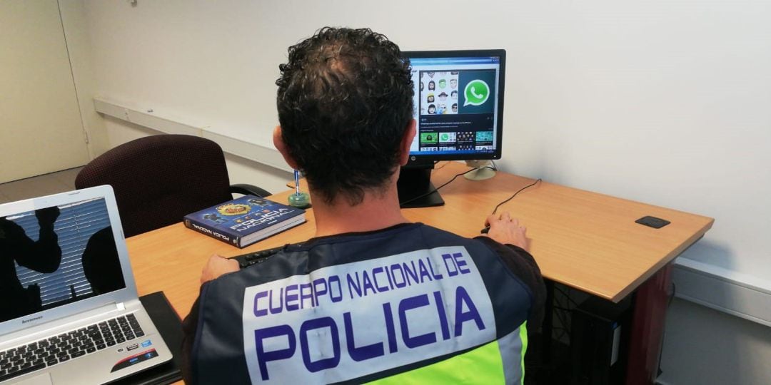 Un policía nacional en Comisaría