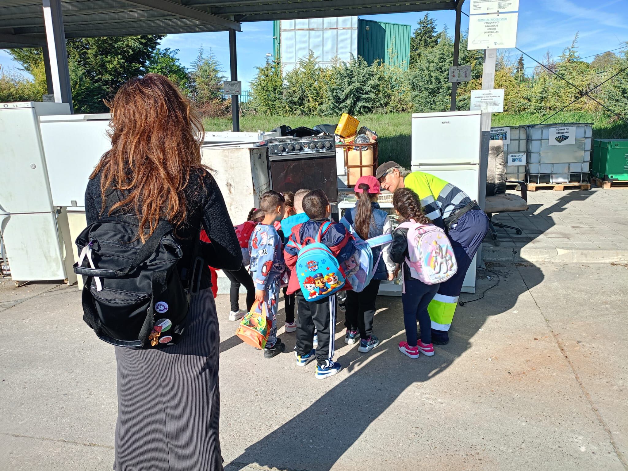 Un grupo de niños del colegio La Villa visitan el Punto Limpio de Cuéllar