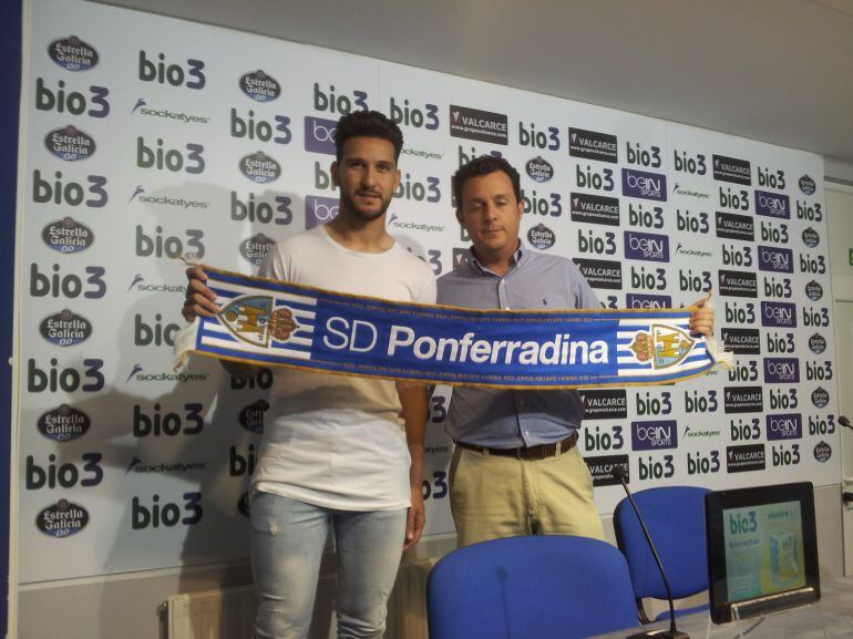 Javier Olmedo y el representante de la Ponferradina en la presentación.