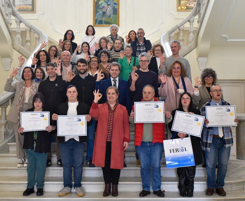 Foto de familia de representantes de Teima Down Ferrol y de la corporación ferrolana (foto: Concello Ferrol)