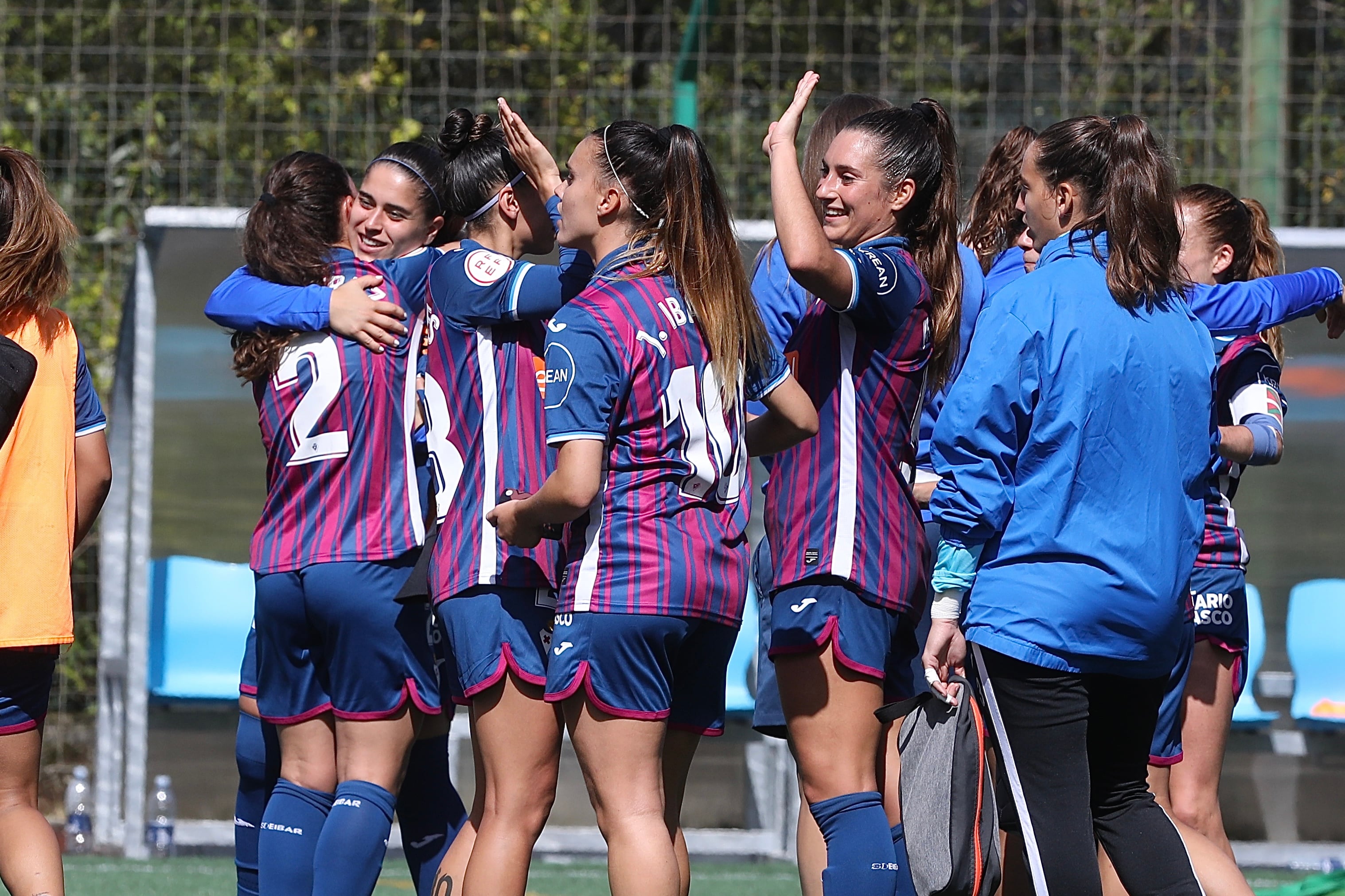 Las armeras celebran la victoria ante el filial rojiblanco