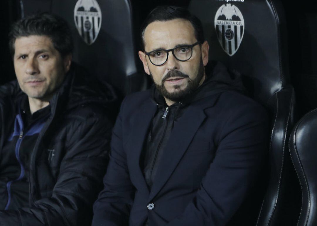 Pepe Bordalás, en el banquillo de Mestalla. 