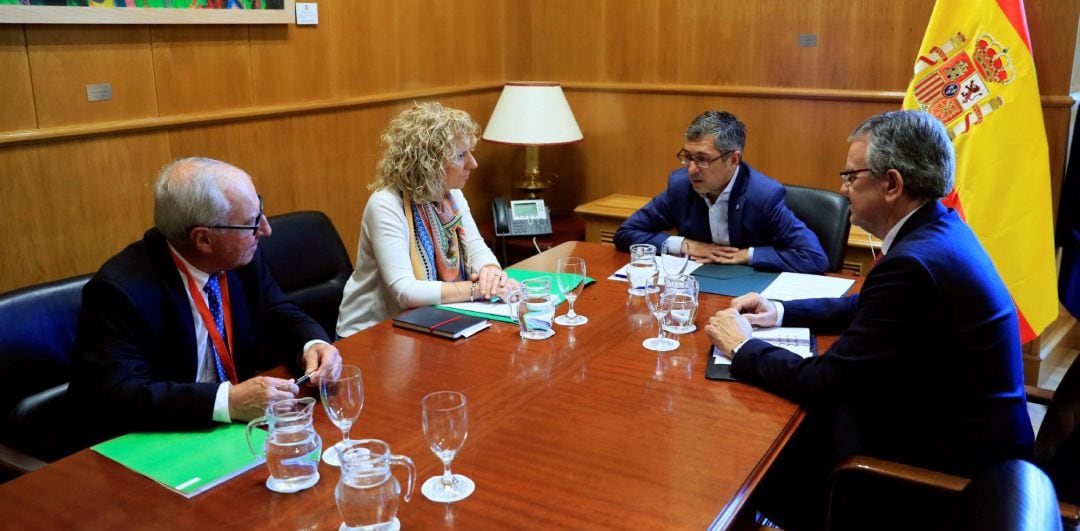 La vicepresidenta, Eva Díaz Tezanos, con el secretario de Estado de Medio Ambiente, Hugo Morán.