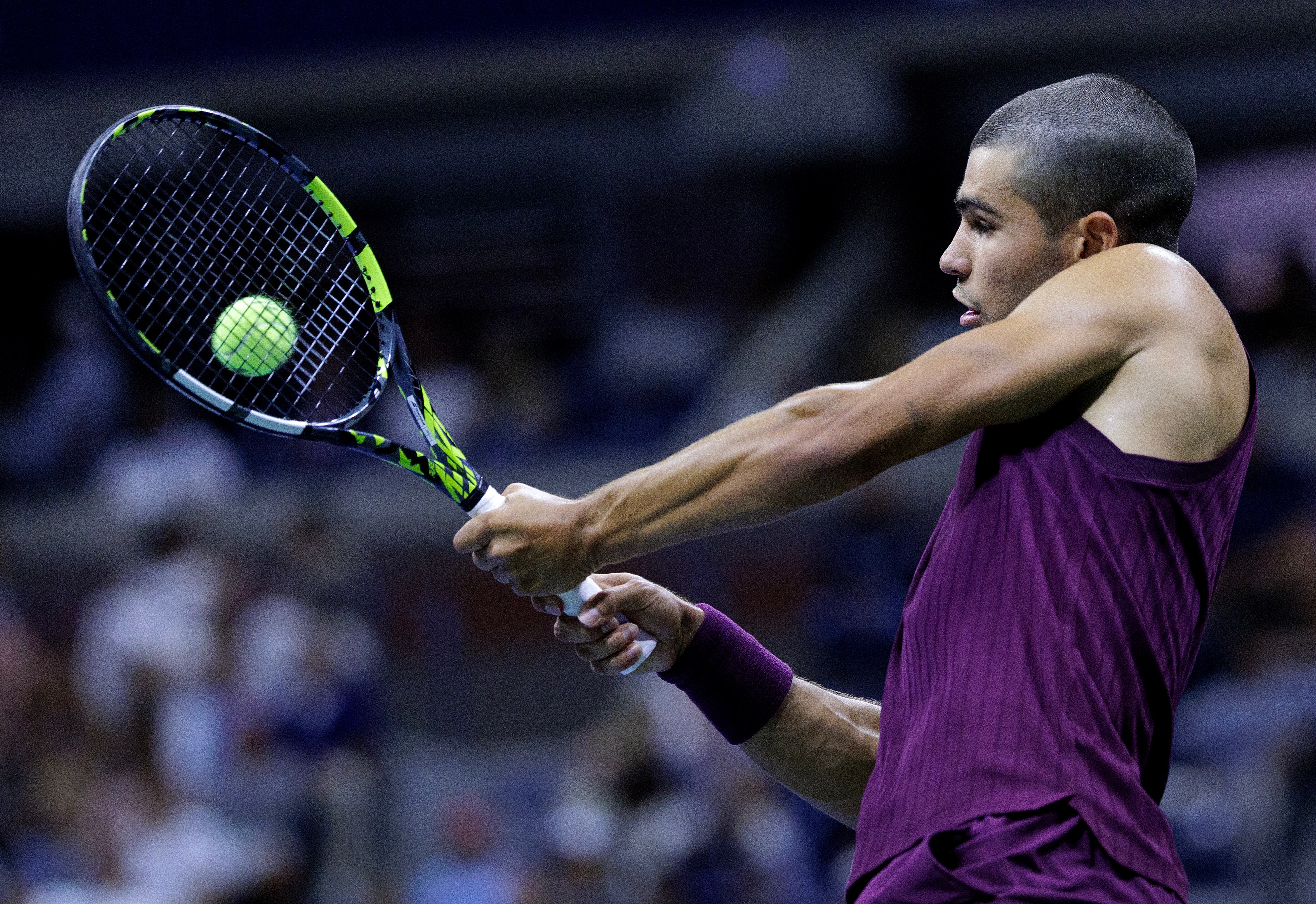 Carlos Alcaraz machacó este miércoles al italiano Mattia Bellucci para avanzar a la tercera ronda del Abierto de Estados Unidos.