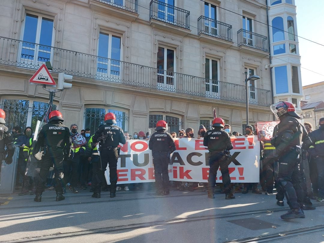 Concentración frente al Parlamento Vasco de la plantilla de Tubacex