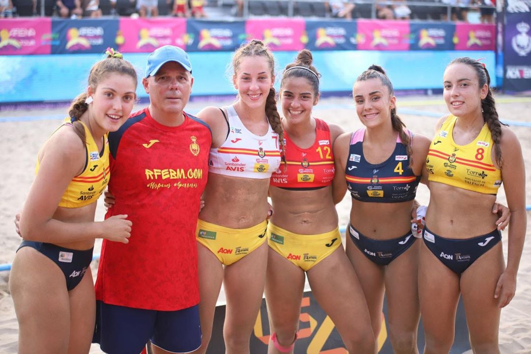 Estela Ruiz, junto a Nuria Cardona, Carla Gallego, Sabina Minguez, Paula Quiles y Pep Hierro, en Valencia.