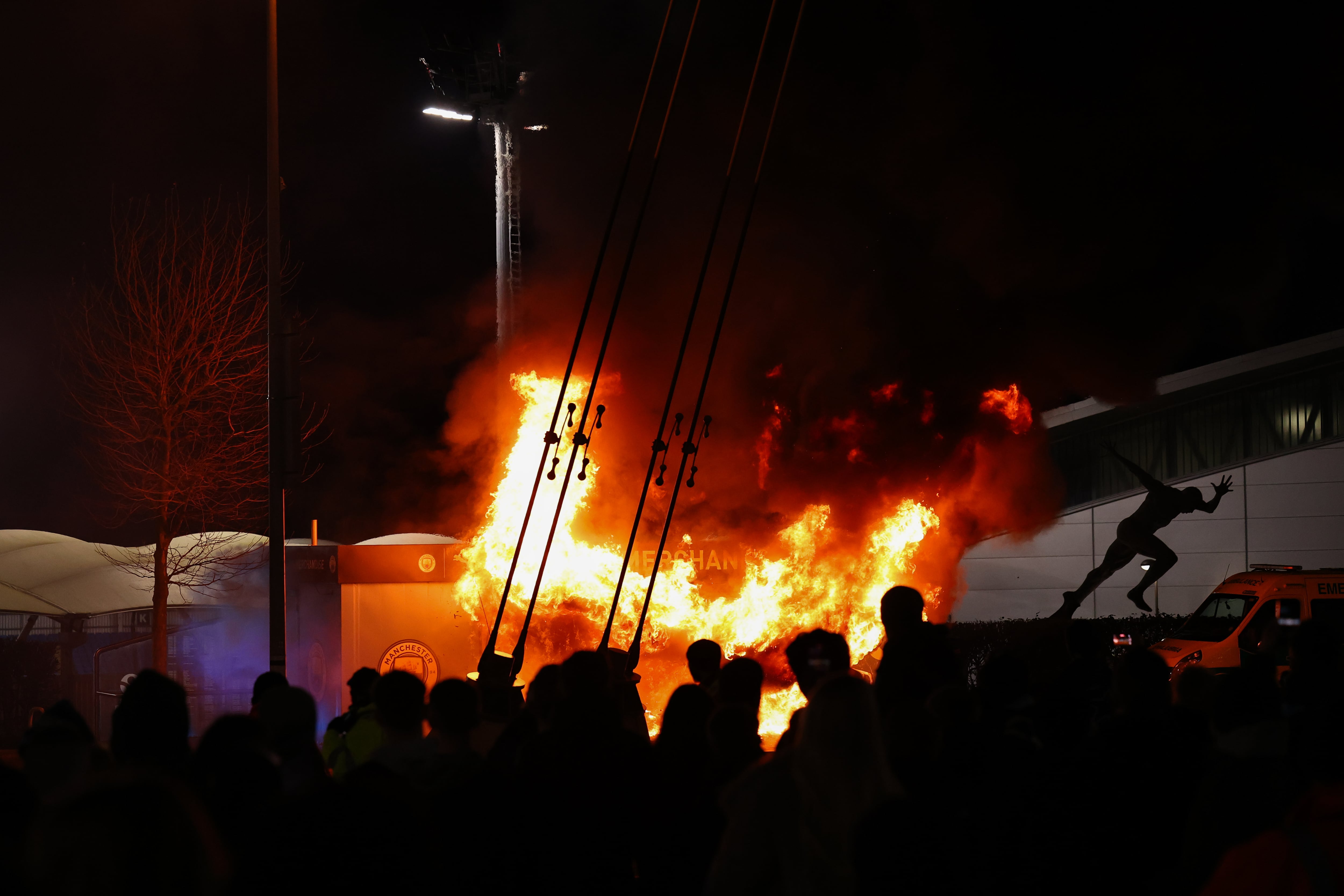 Incendio en las inmediaciones del Etihad Stadium en la previa del Manchester City-Brujas