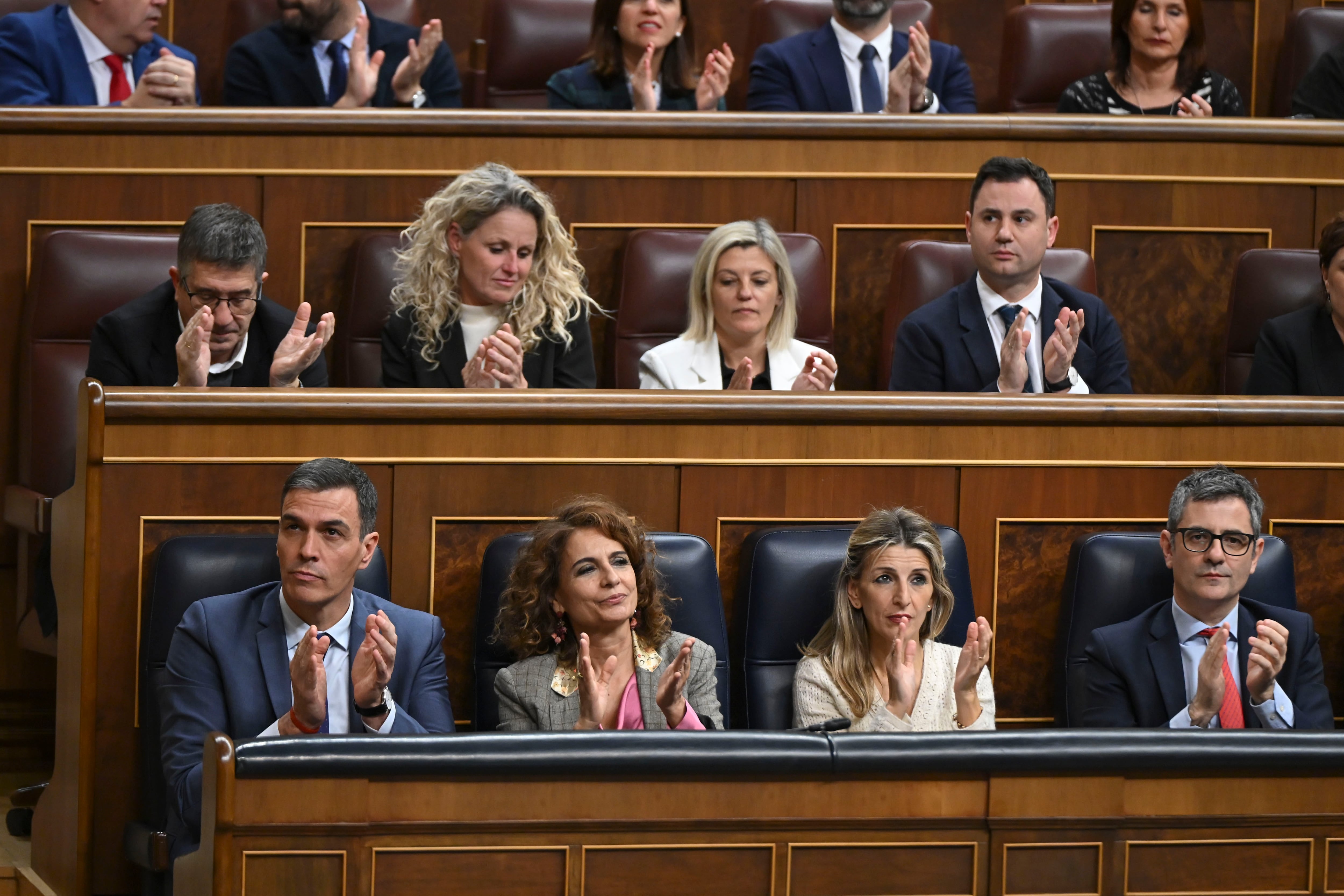 El presidente del Gobierno, Pedro Sánchez, las vicepresidentas María Jesús Montero y Yolanda Díaz (2d) y el ministro de Presidencia, Félix Bolaños, en el pleno celebrado este jueves en el Congreso.