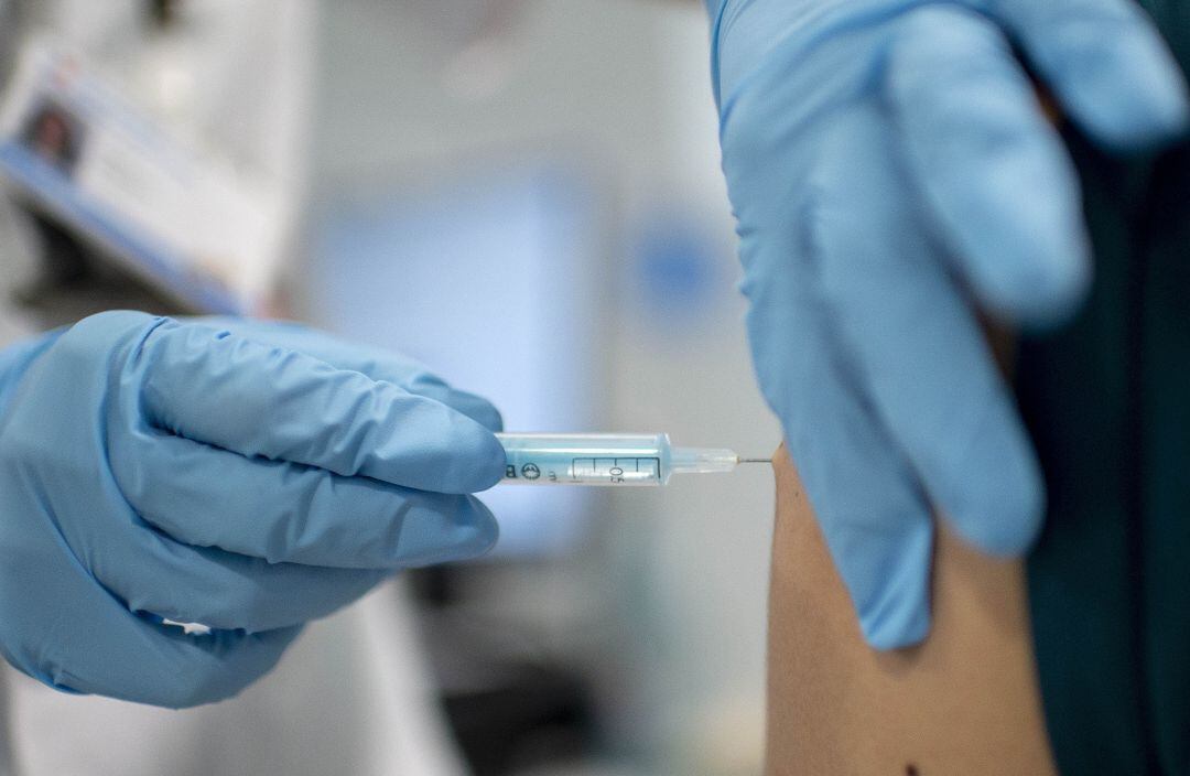 Un joven recibe la vacuna contra la COVID-19.