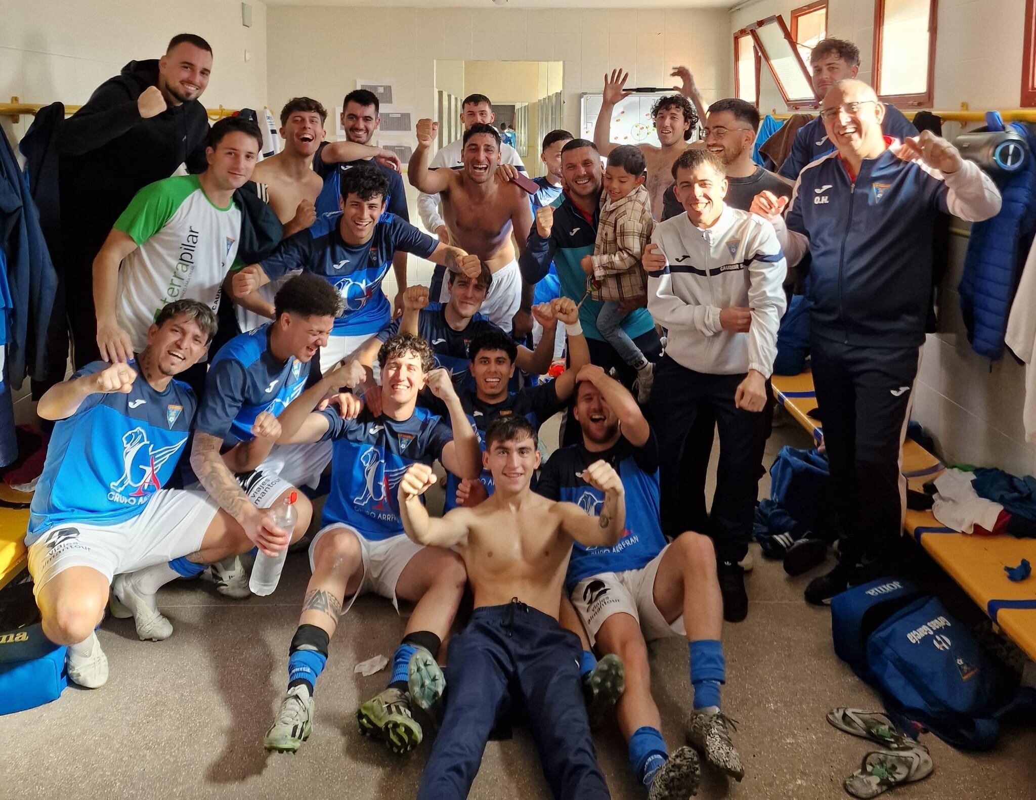 El CD Caudetano lo celebra en el vestuario