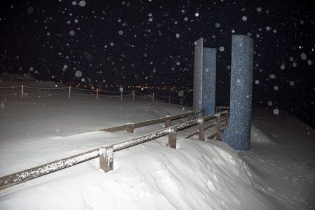 Vista de la playa de la Concha, en la localidad cántabra de Suances cubierta de nieve. Cuarenta provincias de catorce comunidades continúan hoy en alerta por el temporal que deja bajas temperaturas, riesgo de aludes e intenso oleaje.