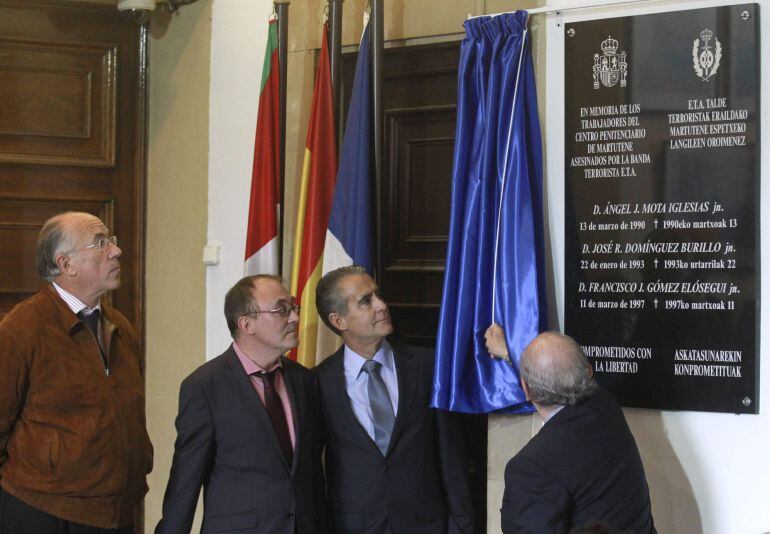 El ministro del Interior, Jorge Fernández Díaz, descubre una placa en memoria de los tres trabajadores de Martutene asesinados por ETA en presencia de familiares de las víctimas.