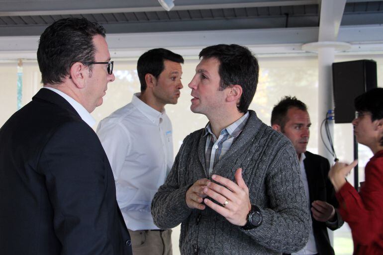 El gerent d'Andorra Turisme, Betim Budzaku, conversa amb el director d'Ordino-Arcalís, Xabier Ajona