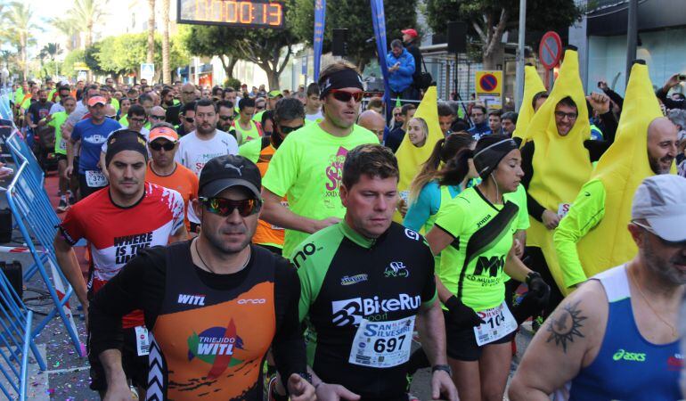 Corredores durante la última San Silvestre, la otra gran cita para los corredores junto a la Media Maratón Ciudad de las Hortalizas.