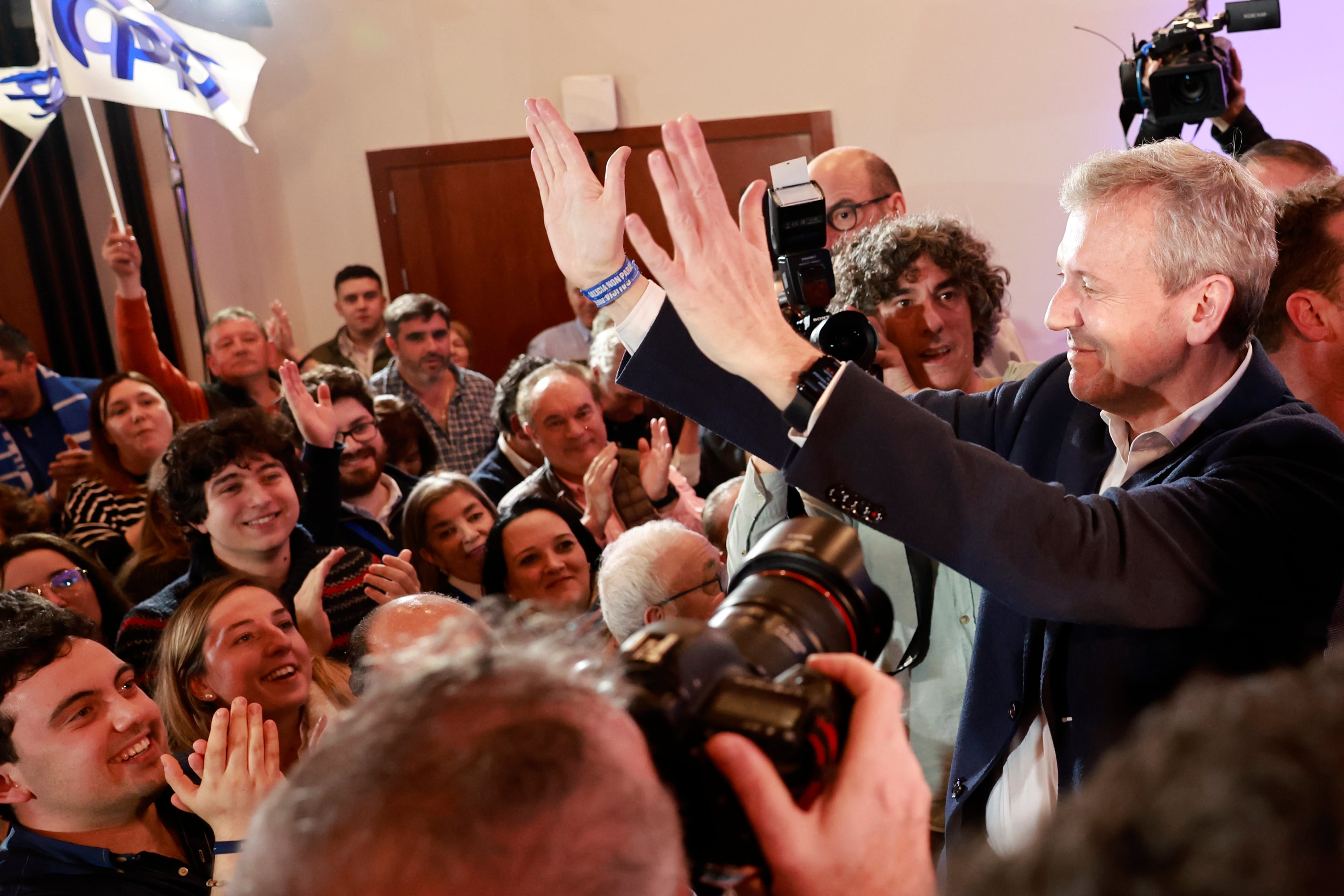 SANTIAGO DE COMPOSTELA, 18/02/2024.- El candidato Popular a la Xunta, Alfonso Rueda (d), saluda a militantes tras resultar ganador de las elecciones gallegas este domingo, en Santiago. El resultado de las elecciones gallegas del 18 febrero deja la quinta mayoría consecutiva del PP, la primera con Alfonso Rueda al frente, un fuerte crecimiento del BNG, que ha concentrado el voto por el cambio aunque de forma estéril, una caída a mínimos históricos del PSdeG y la entrada en la Cámara autonómica de la formación localista y populista Democracia Ourensana. EFE/ Lavandeira Jr
